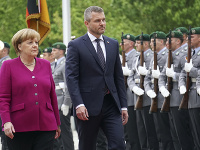 Nemecká kancelárka Angela Merkelová a slovenský premiér Peter Pellegrini počas uvítacieho ceremoniálu 2. mája 2018 v Berlíne. 