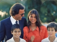 Enrique Iglesias s mamou, otcom a starším bratom. 