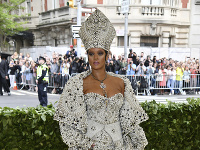 Rihanna mala na sebe bohato zdobenú kreáciu, ktorej zhotovenie trvalo zhruba 750 hodín. Pomerne poburujúcim prvkom bola pokrývka hlavy pripomínajúca pápežskú tiaru. 