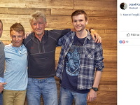Televízny reportér Jožo Kubáni so svojimi dvoma synmi - Filipom a Erikom a krstným otcom jeho knižnej prvotiny - moderátorom Marcelom Forgáčom.