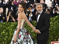 Amal Clooney je krásna žena. 