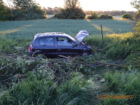 Rozmlátené auto po nehode Rozmlátené auto po nehode