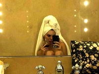 Kendall Jenner sa s fanúšikmi podelila o fotku z kúpeľne. 