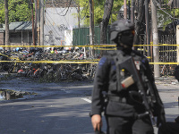 Samovražedné útoky ochromili druhé najväčšie mesto Indonézie.