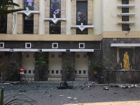 Na snímke trosky pred kostolom sv. Márie po bombovom útoku 13. mája 2018 v indonézskom meste Surabaja