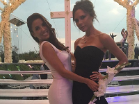 Aj vo svoj svadobný deň si herečka Eva Longoria užívala zábavu po boku svojej priateľky a návrhárky Victorie Beckham Aj vo svoj svadobný deň si herečka Eva Longoria užívala zábavu po boku svojej priateľky a návrhárky Victorie Beckham