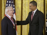Barack Obama odovzdal Jánovi Vilčekovi v roku 2013 najvyššie americké ocenenie za vedu a technológiu Barack Obama odovzdal Jánovi Vilčekovi v roku 2013 najvyššie americké ocenenie za vedu a technológiu