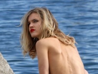 Neznáma modelka mala na sebe len poriadne úsporné nohavičky. Neznáma modelka mala na sebe len poriadne úsporné nohavičky.