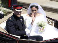 Po skončení obradu sa princ Harry a Meghan Markle previezli v kočiari a pozdravili všetkých sledovateľov kráľovskej svadby Po skončení obradu sa princ Harry a Meghan Markle previezli v kočiari a pozdravili všetkých sledovateľov kráľovskej svadby