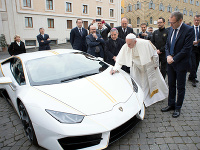 Pápež František vydražil svoj automobil značky Lamborghini. Pápež František vydražil svoj automobil značky Lamborghini.