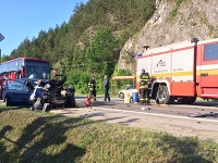 Pri Ružomberku sa zrazil autobus s estónskymi turistami s vozidlom Škoda Octavia.