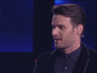 Moderátor Leoš Mareš sa pri hodnotení Karmeninho speváckeho vystúpenia nezdržal vulgarizmu.