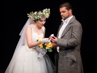 Adriana Banásová ako Zerlina a Marek Gurbaľ ako Don Giovanni v novom naštudovaní opery Don Giovanni v Štátnom divadle Košice. Adriana Banásová ako Zerlina a Marek Gurbaľ ako Don Giovanni v novom naštudovaní opery Don Giovanni v Štátnom divadle Košice.