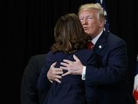 Gina Haspelová v objatí s prezidentom Trumpom