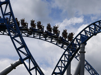 Na snímke návštevníci na horskej dráhe v zábavnom parku Europa Park v nemeckom meste Rust Na snímke návštevníci na horskej dráhe v zábavnom parku Europa Park v nemeckom meste Rust