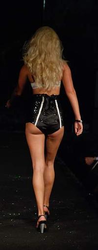 Módna prehliadka, ktorú organizovali modelky Škamlová, Kičikoleva a Slobodníkova.