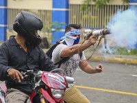 V Nikarague pretrvávajú veľké protesty. Útok na Univerzitu, ktorú obsadili študenti si vyžiadali minimálne jednu obeť a 41 zranených. 
