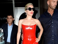 Lady Gaga pripomínala v červených latexových šatách sexi Pretty Woman.