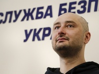 Ruský novinár Arkadij Babčenko žije. Objavil sa včera na tlačovej konferencii.