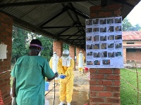 Lekári bez hraníc začali v pondelok v konžskom meste Bikoro očkovať proti ebole.