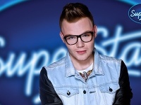 Známy exsuperstarista si úplne zohyzdil tvár. Známy exsuperstarista si úplne zohyzdil tvár.