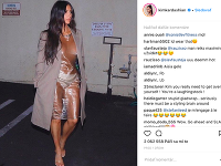 Kim Kardashian si na seba obliekla šaty, ktoré pôsobili ako vyrobené z igelitu.