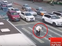 Policajt pomohol starčekovi o palici cez priechod pre chodcov. Policajt pomohol starčekovi o palici cez priechod pre chodcov.