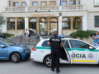 Incident na Okresnom úrade v Nitre sa stal v stredu 6. júna 2018 pred pol deviatou ráno Incident na Okresnom úrade v Nitre sa stal v stredu 6. júna 2018 pred pol deviatou ráno