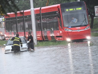 Bratislavu 6. júna zasiahli prívalové dažde.