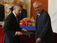 Český prezident Miloš Zeman (vpravo) odovzdáva poverovací dekrét novovymenovanému premiérovi českej vlády Andrejovi Babišovi