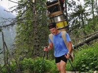 Nosičská stovka na Hrebienku - nosič má na chrbte 100 kg náklad Nosičská stovka na Hrebienku - nosič má na chrbte 100 kg náklad