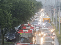 Zaplavené autá na Ružinovskej ulici pod mimoúrovňovou križovatkou s Bajkalskou ulicou v Bratislave.
