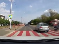 Vodič takmer zrazil ženu s kočíkom na priechode pre chodcov. Vodič takmer zrazil ženu s kočíkom na priechode pre chodcov.