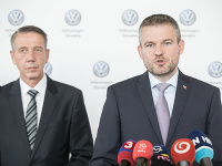 Predseda predstavenstva Volkswagen Slovakia Ralf Sacht a predseda vlády SR Peter Pellegrini 