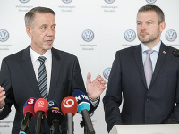 Predseda predstavenstva Volkswagen Slovakia Ralf Sacht a predseda vlády SR Peter Pellegrini