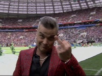 Robbie Williams počas slávnostného ceremoniálu poslal všetkých do... kadeľahšie. 