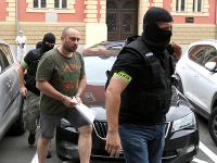 Na Špecializovaný trestný súd do Banskej Bystrice v piatok popoludní priviezli štyroch mužov obvinených z korupcie