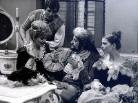 Zora Kolínska si vo filme Klebetnice zahrala s Milanom Lasicom, Júliusom Satinským aj so Zuzanou Cigánovou. 