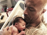 Dwayne The Rock Johnson sa v apríli stal trojnásobným otcom. Na fotografii je s najmladšou dcérkou Tianou. Okrem nej má ešte Jasmine a tínedžerku Simone - z prvého manželstva. 