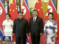 Stretnutie čínskeho prezidenta Si Ťin-pchinga a severokórejského vodcu Kim Čong-una. 
