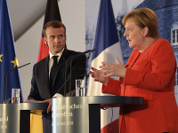Nemecká kancelárka Angela Merkelová a francúzsky prezident Emanuel Macron na spoločnom rokovaní v Berlíne.