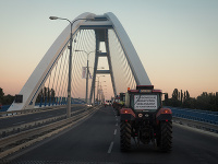 Protestujúci farmári na traktoroch v Bratislave. 