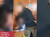 Zábery z videa, ktoré zachytáva šikanu 13-ročného chlapca.