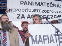 Farmári s transparentom na pódiu počas zhromaždenia Za slušné Slovensko
