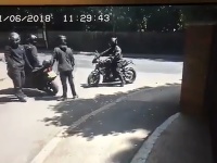 Motorkársky gang chcel za bieleho dňa okradnúť matku s dieťaťom. Motorkársky gang chcel za bieleho dňa okradnúť matku s dieťaťom.
