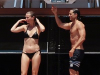 Hoci Gwyneth a Brad majú pomaličky na krku 50-tku, v plavkách vyzerajú obaja skvele. 