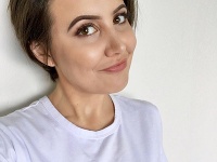Žena si zabudla do práce obliecť podprsenku. Žena si zabudla do práce obliecť podprsenku.