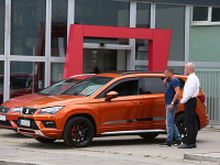 Ivo Ladižinský si obzeral nové auto, ktoré si objednal k narodeninám. 