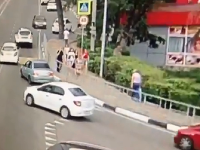 V Soči narazilo auto do chodocov V Soči narazilo auto do chodocov