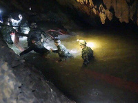Potápači v thajskej jaskyni